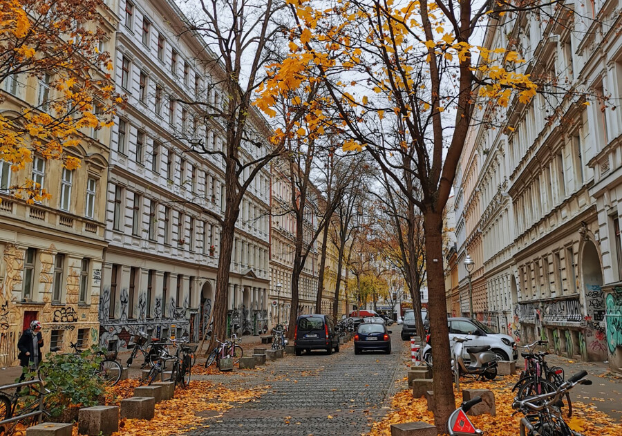 Eine herbstliche Straße im Berliner Wrangelkiez
